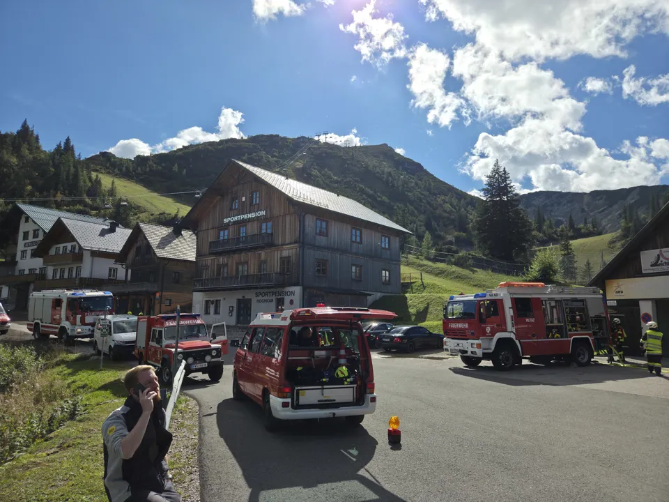 eine Gruppe von Feuerwehrautos, die auf einem Parkplatz geparkt sind