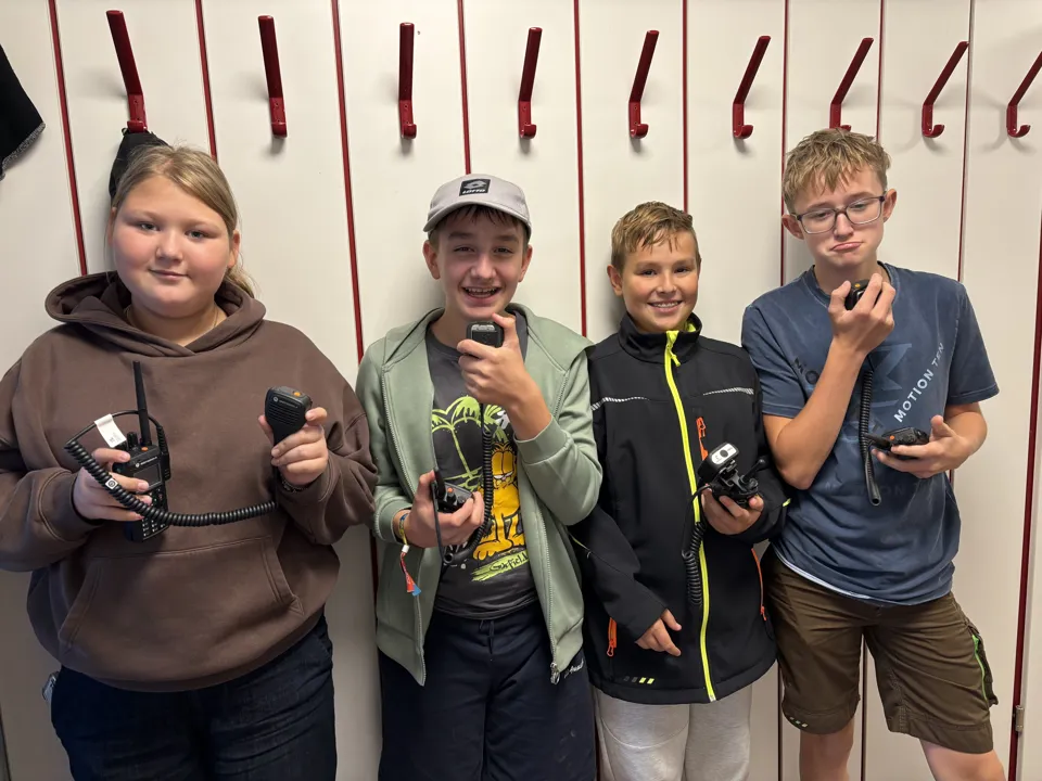 eine Gruppe von Kindern, die tragbare Geräte halten