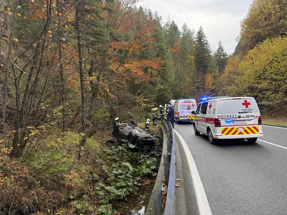 Rettungsfahrzeuge auf der Straße