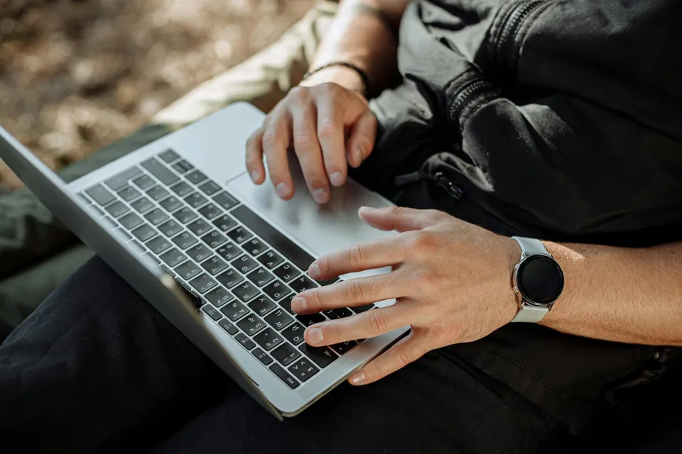 eine Person, die einen Laptop benutzt