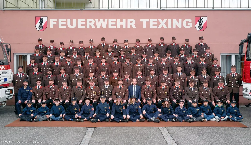 Eine Gruppe von Menschen in Uniform posiert für ein Foto.