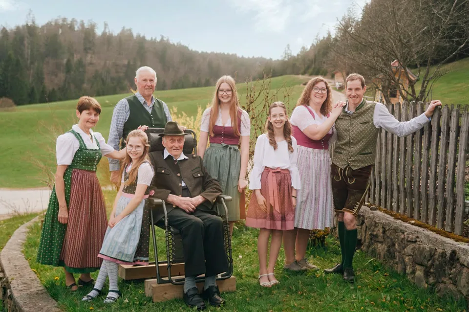 eine Gruppe von Menschen, die für ein Foto posieren