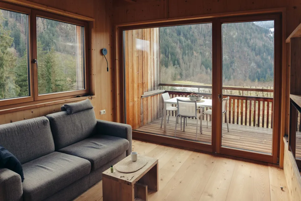 ein Wohnzimmer mit einem Sofa und einem Tisch im Freien