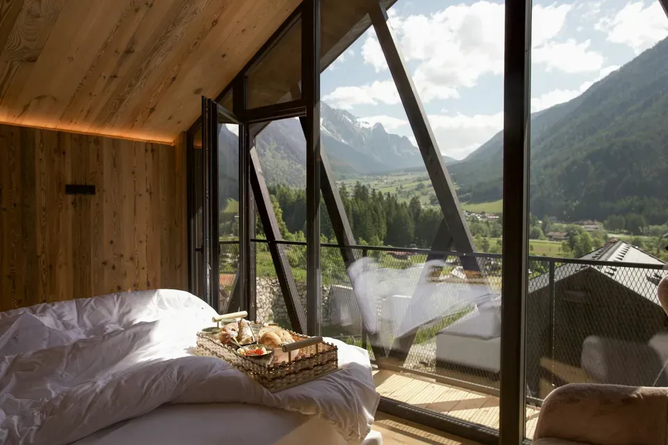 ein Bett mit einem Korb voller Essen darauf