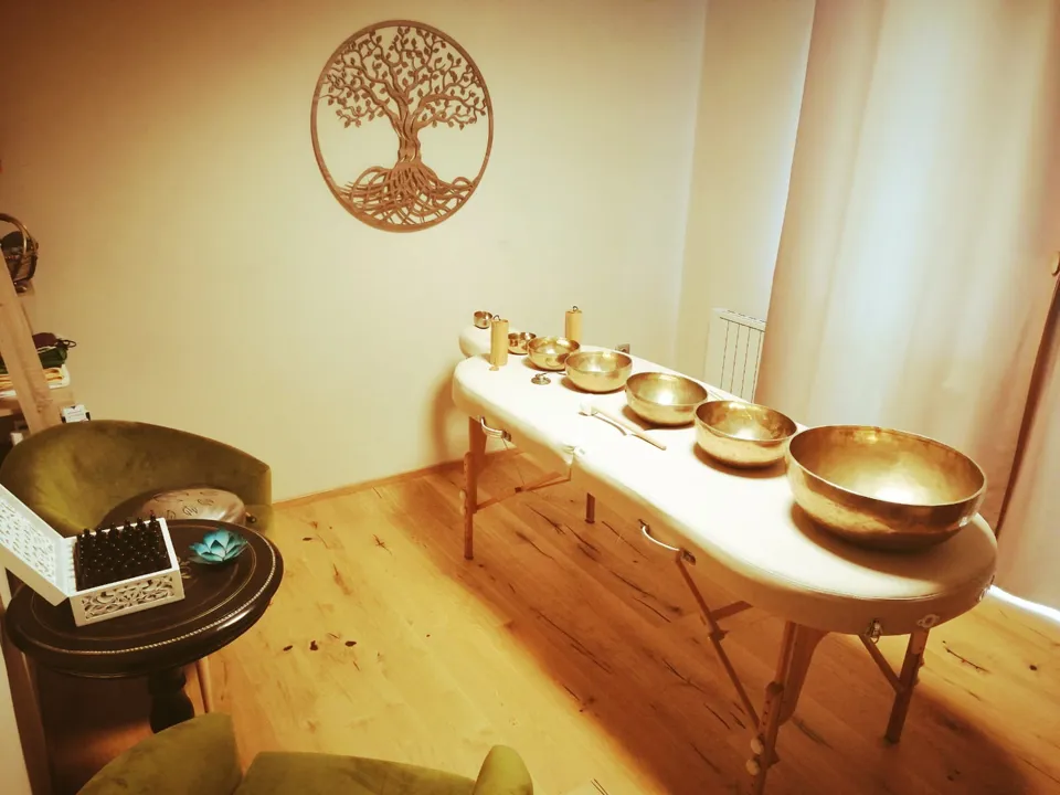 Eine Massageliege mit Schalen darauf.