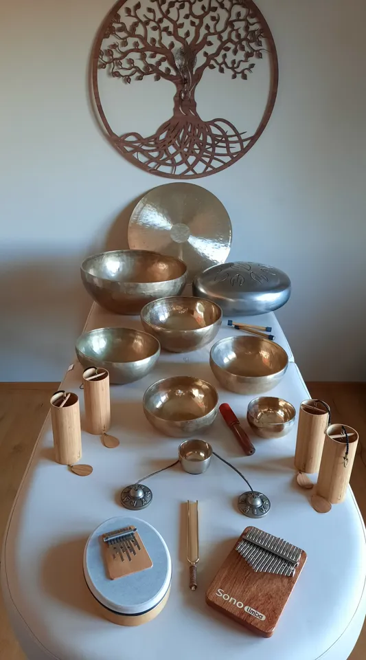 eine Gruppe von Schüsseln auf einem Tisch