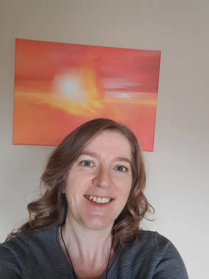 Eine Person lächelt für ein Selfie.