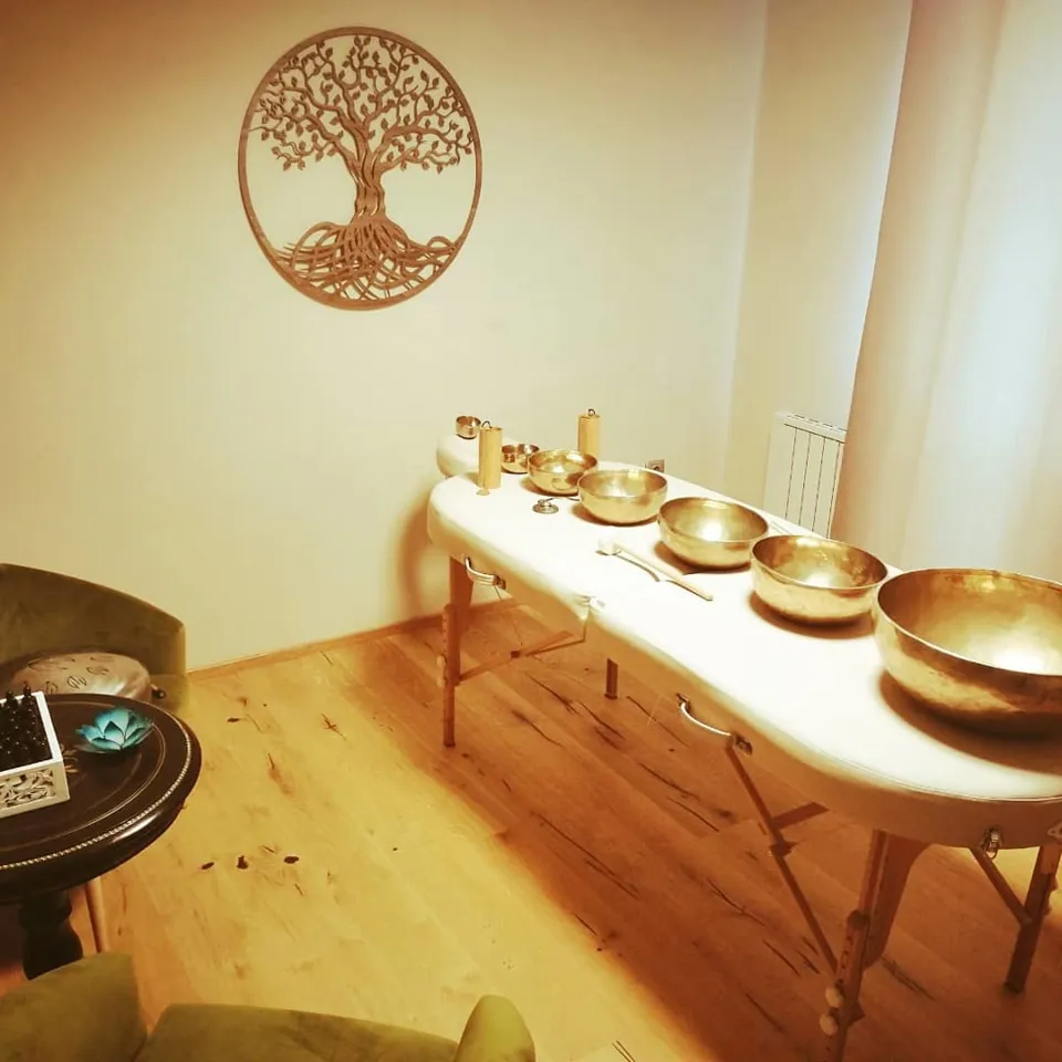 Eine Massageliege mit Schalen darauf.