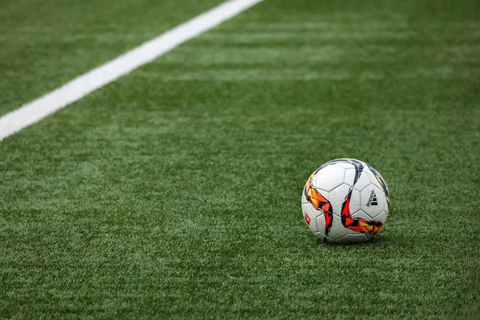 ein Fußball auf einem Spielfeld