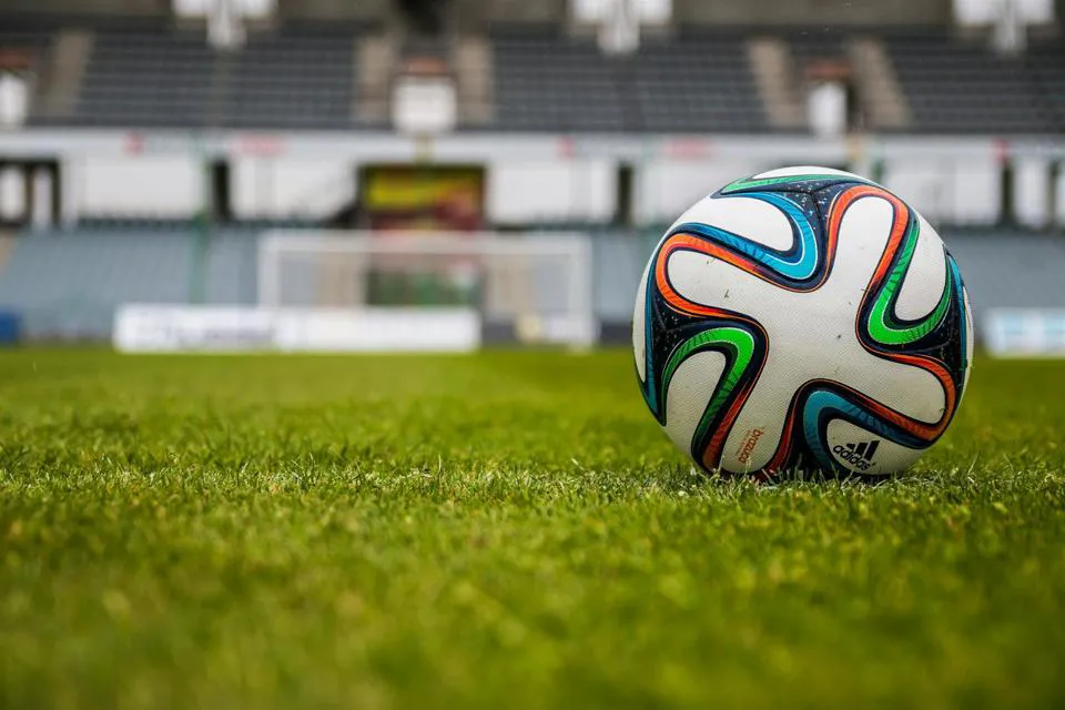 ein Fußball auf dem Gras