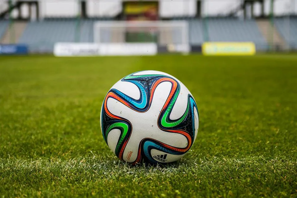 ein Fußball auf dem Gras