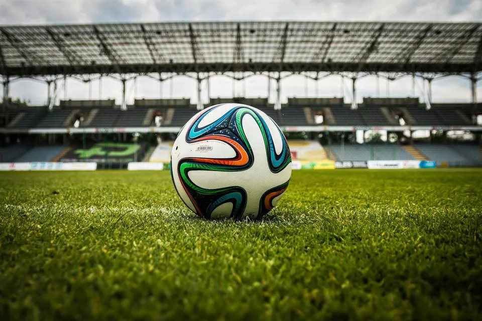 ein Fußball auf einem Spielfeld