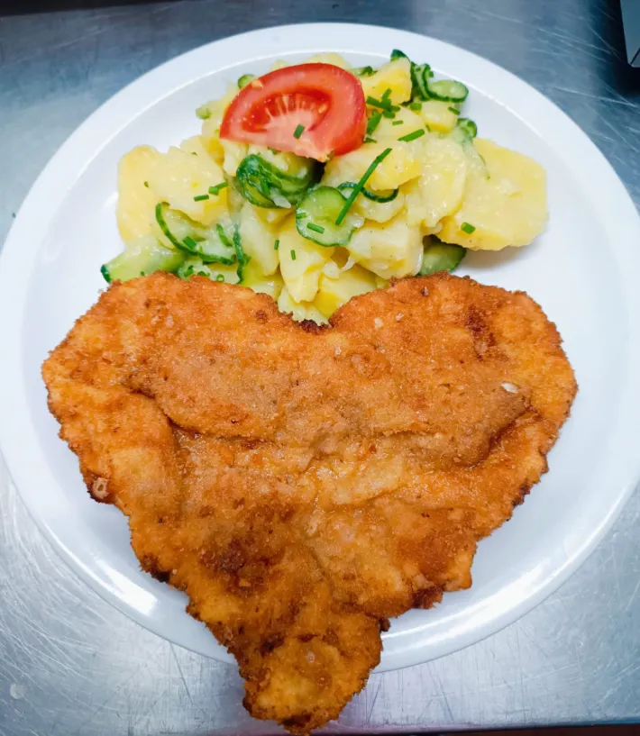 ein Teller mit Essen auf einer Metalloberfläche