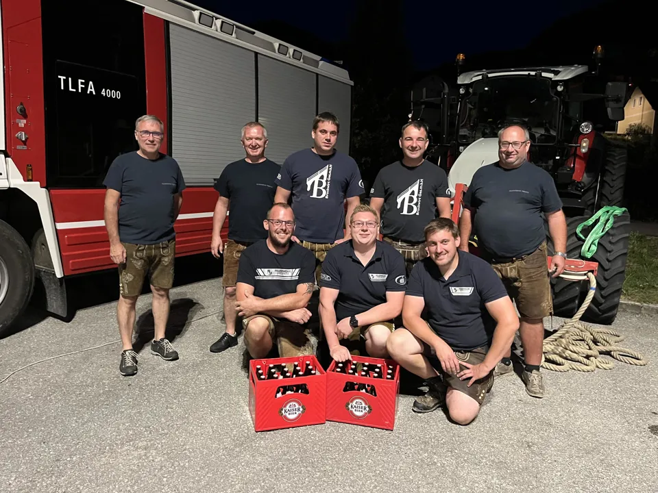eine Gruppe von Männern, die für ein Foto posieren