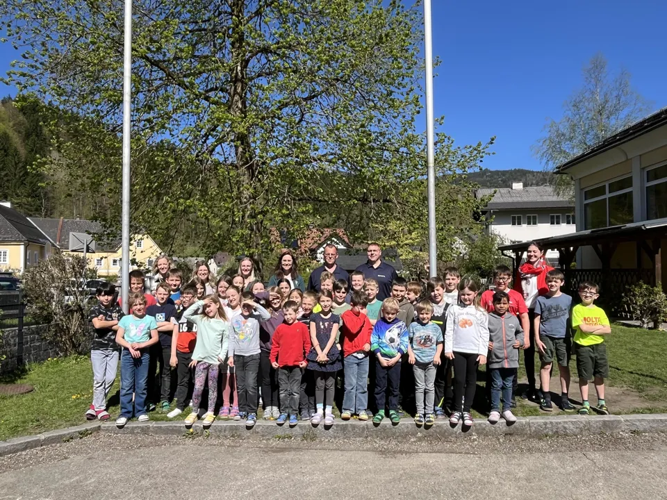 eine Gruppe von Menschen, die für ein Foto posieren