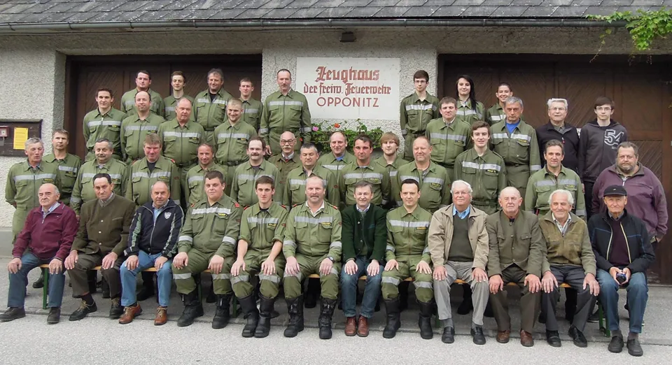 Eine Gruppe von Menschen in Uniform posiert für ein Foto.
