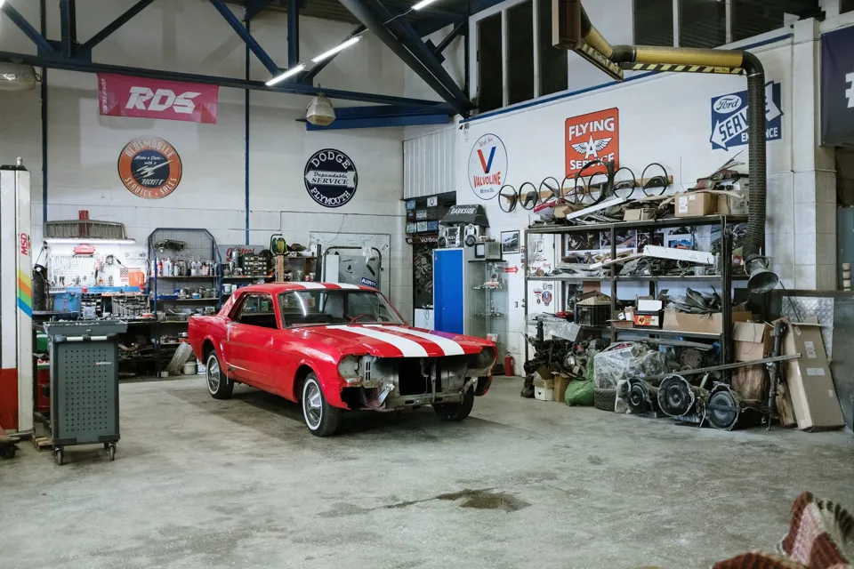 ein rotes Auto in einer Garage