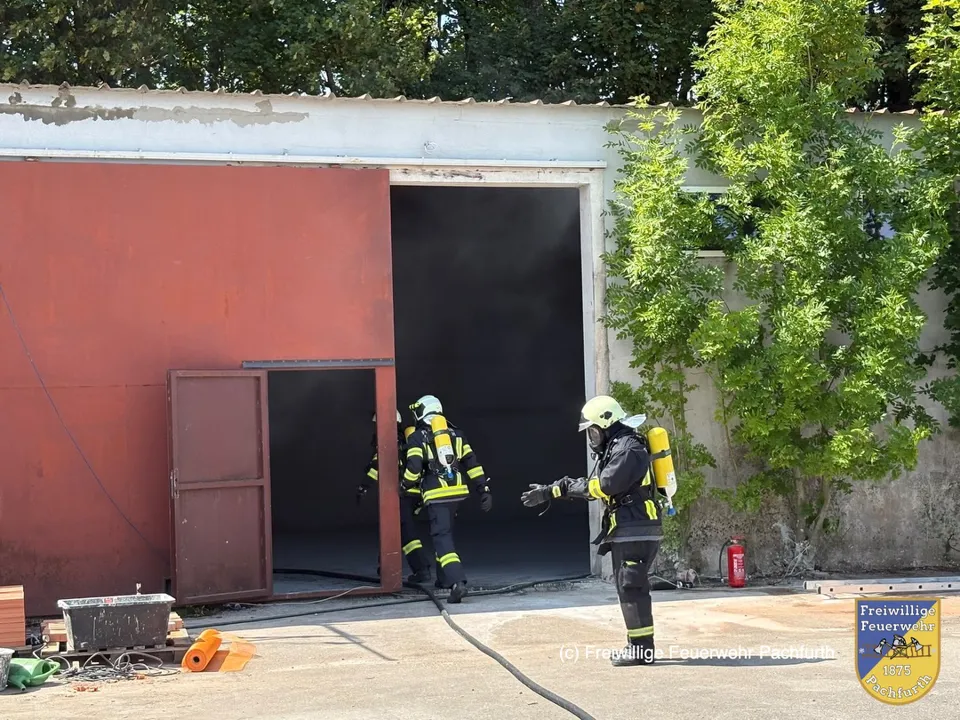 eine Gruppe von Feuerwehrleuten in Uniform vor einem Gebäude