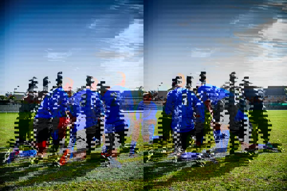 eine Gruppe von Männern in blauen Uniformen auf einem Feld