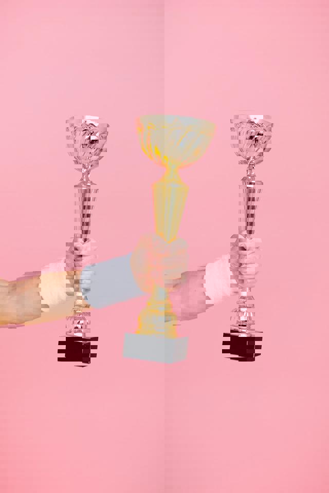 eine Hand, die eine Trophäe hält