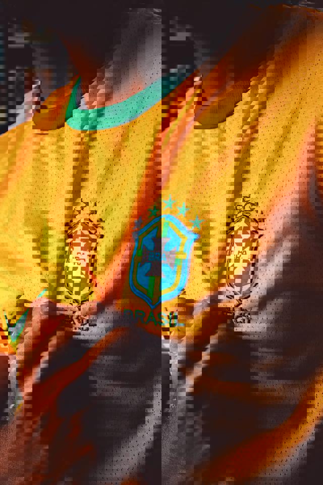 eine Person, die ein gelbes Trikot trägt