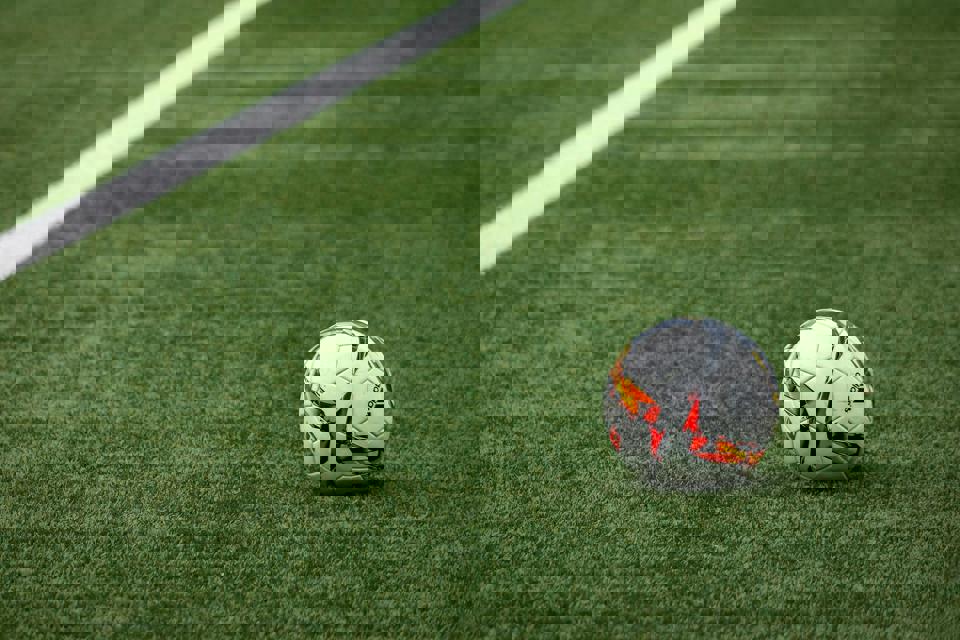 ein Fußball auf einem Spielfeld