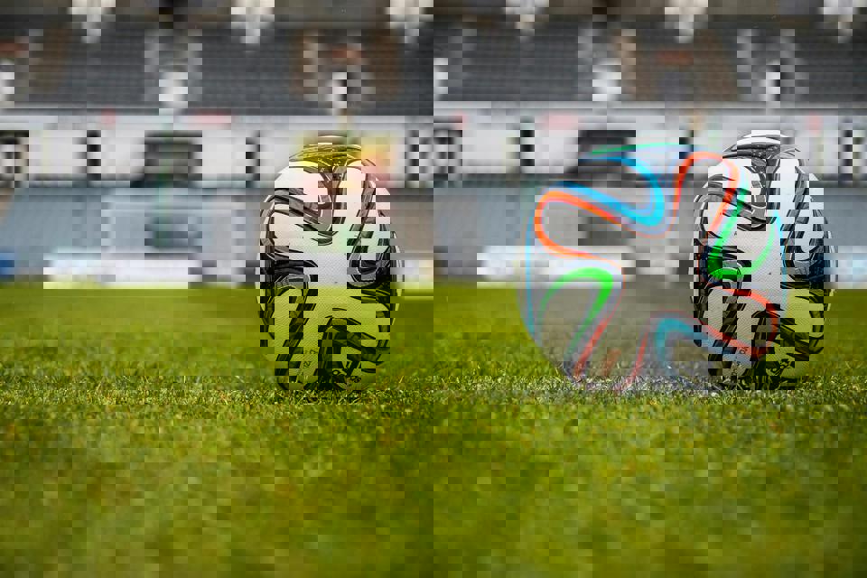 ein Fußball auf dem Gras