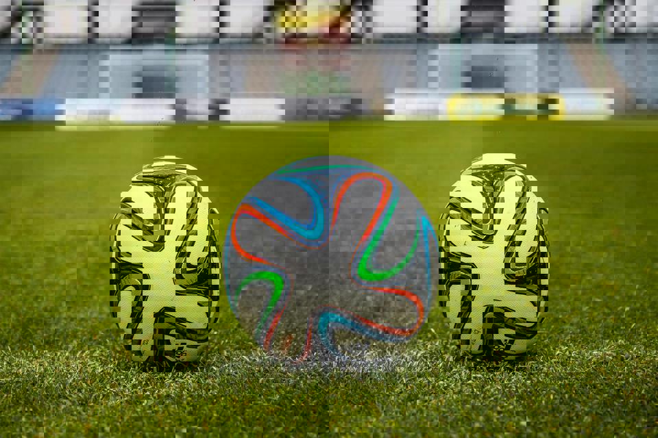 ein Fußball auf dem Gras