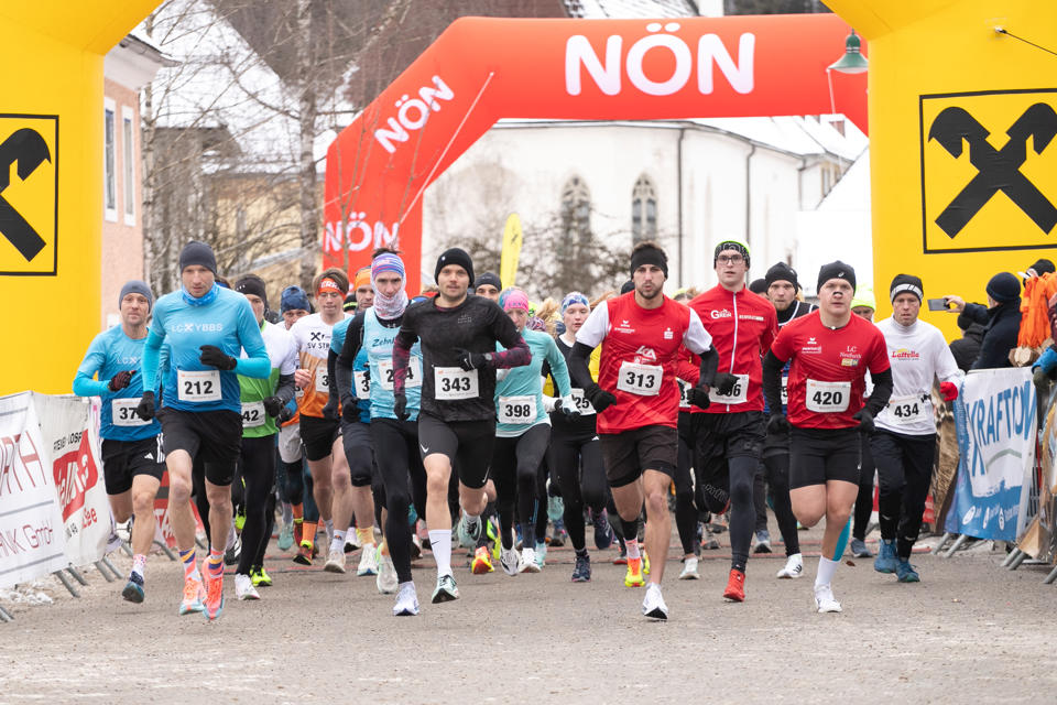 eine Gruppe von Menschen, die an einem Rennen teilnehmen