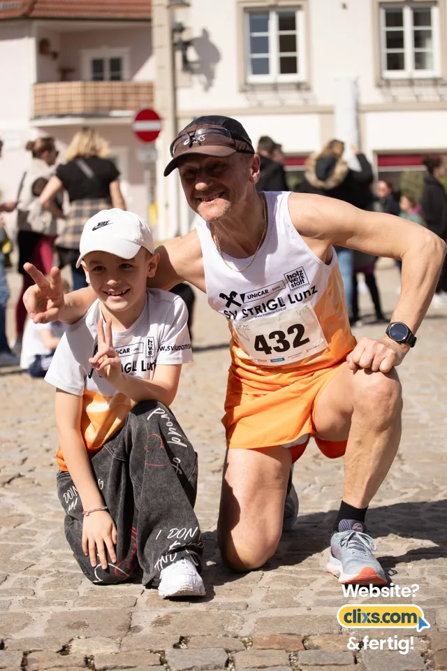 Eine Person und ein Kind posieren für ein Foto.