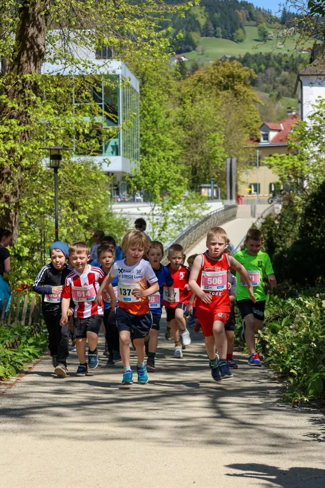 eine Gruppe von Kindern, die auf einem Weg laufen
