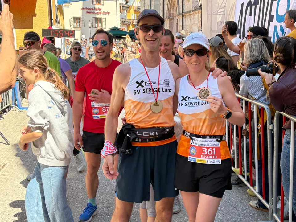 eine Gruppe von Menschen, die Medaillen tragen