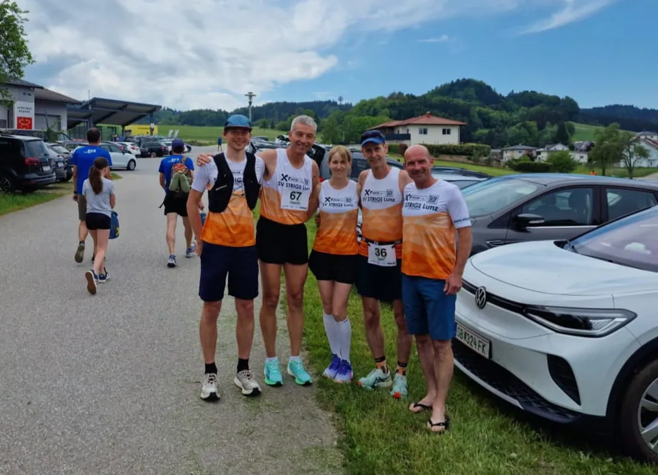 eine Gruppe von Menschen, die für ein Foto posieren