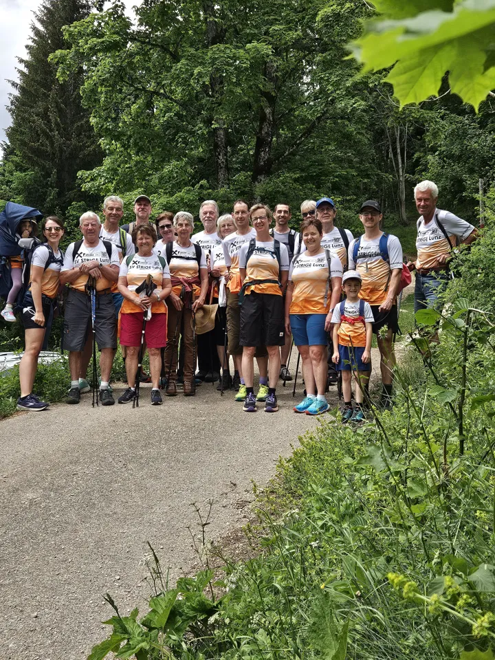 eine Gruppe von Menschen, die auf einem Weg stehen