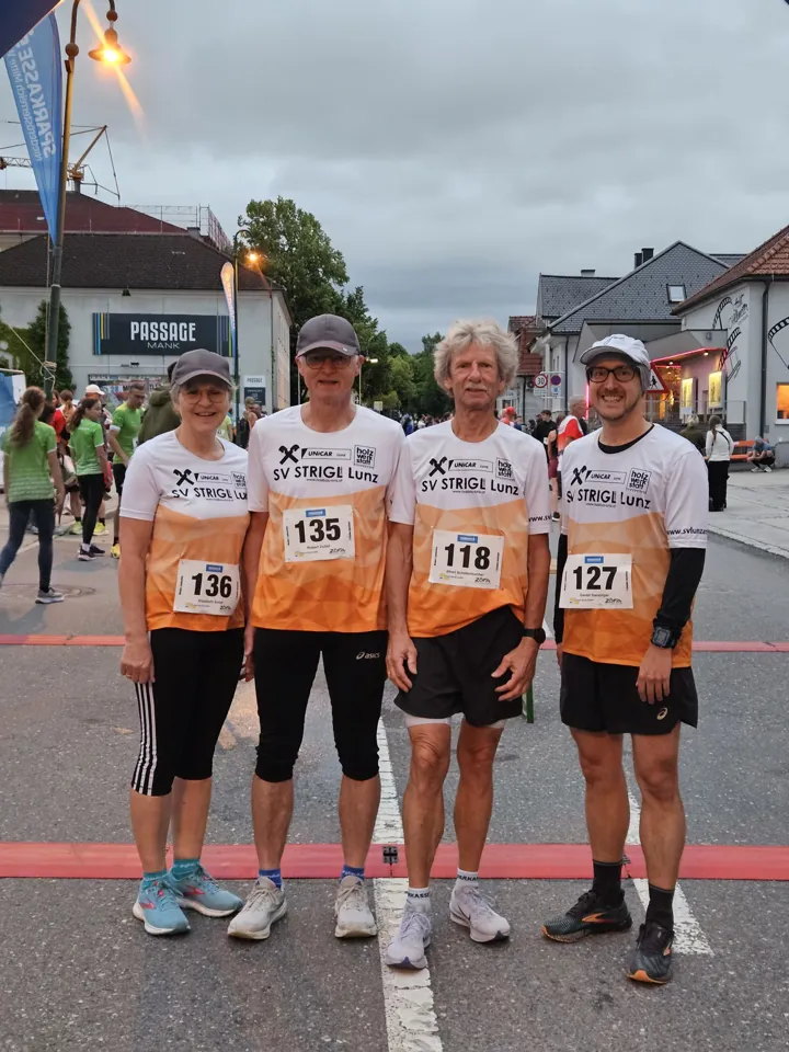 eine Gruppe von Menschen in passenden Hemden