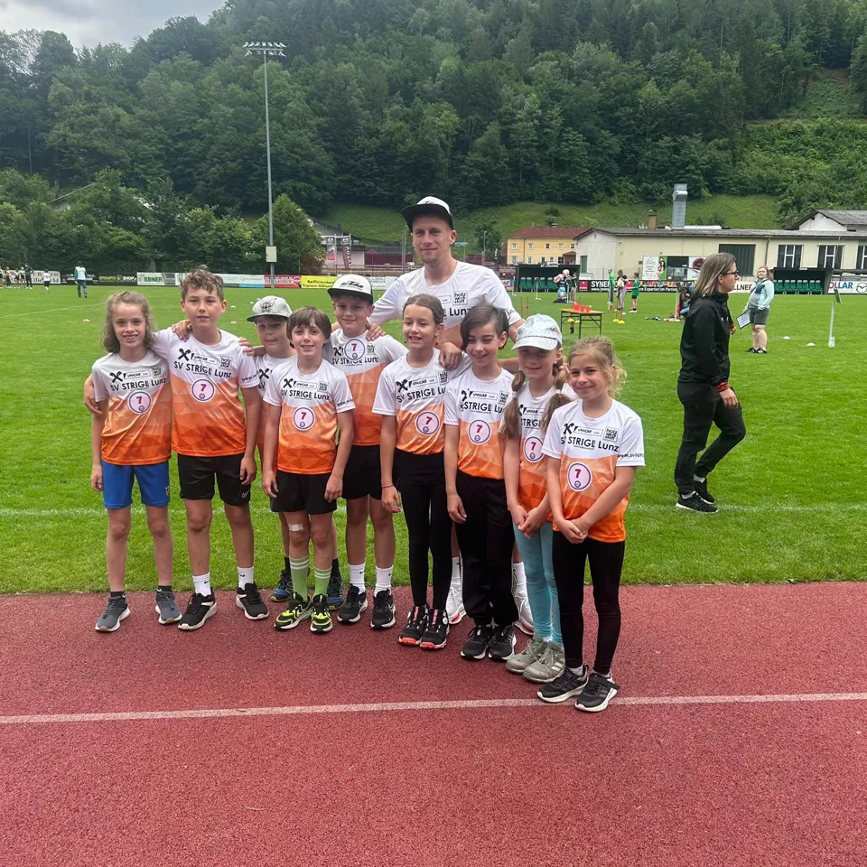 eine Gruppe von Kindern auf einer Laufbahn