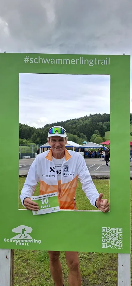 eine Person, die ein Schild hält