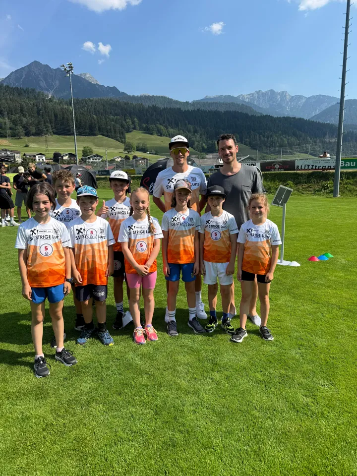 eine Gruppe von Kindern, die für ein Foto posieren