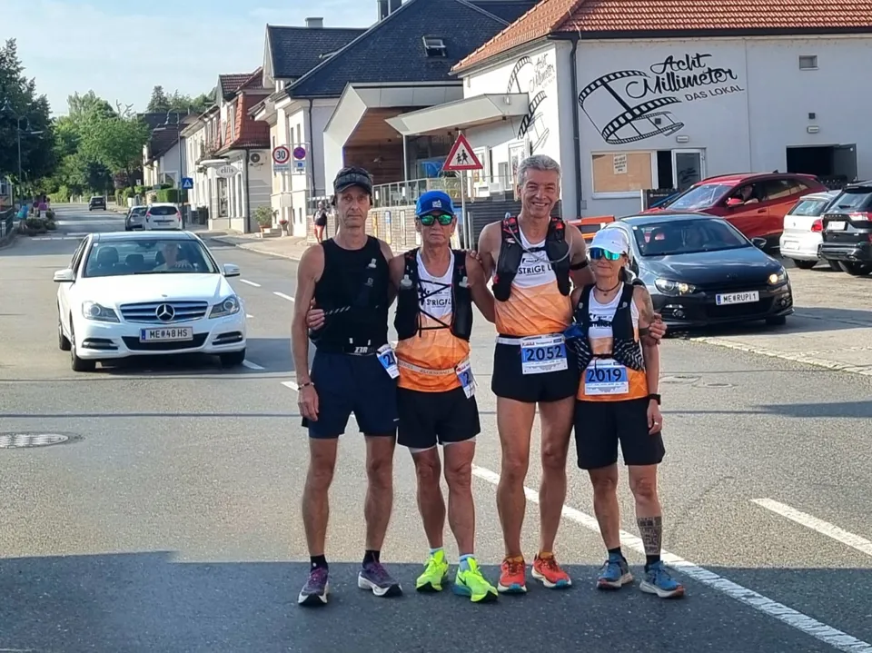 eine Gruppe von Menschen, die auf einer Straße stehen