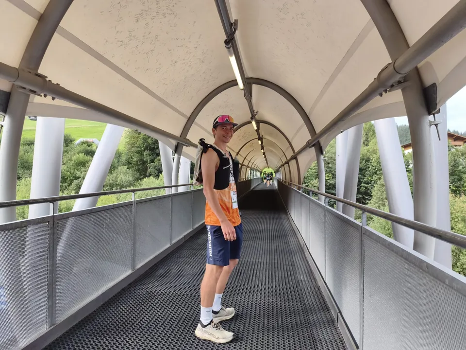 eine Person, die auf einem Gehweg steht
