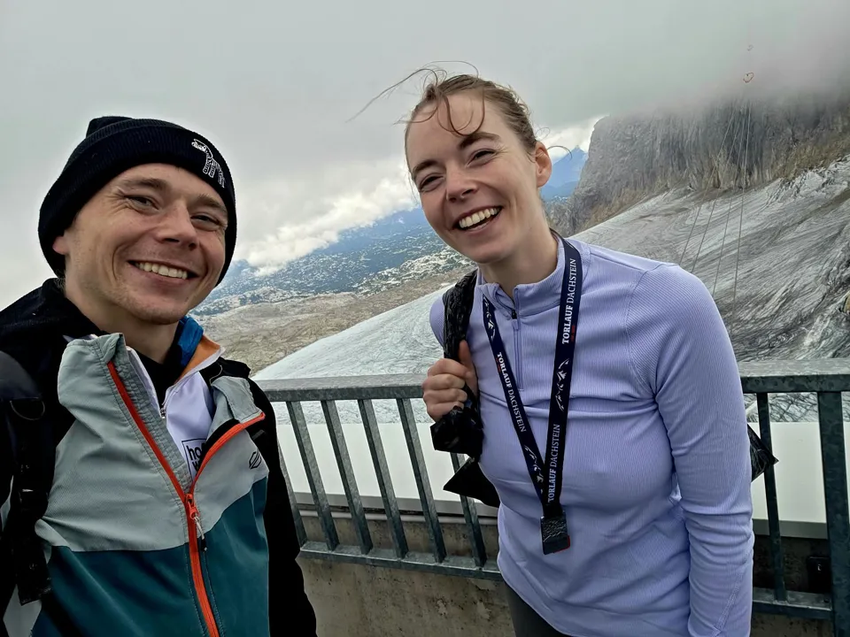 eine Person und eine Person stehen auf einer Brücke