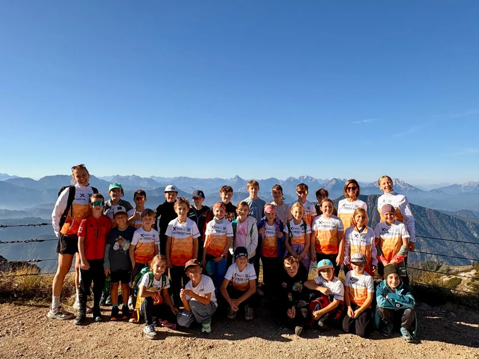 eine Gruppe von Menschen, die für ein Foto posieren