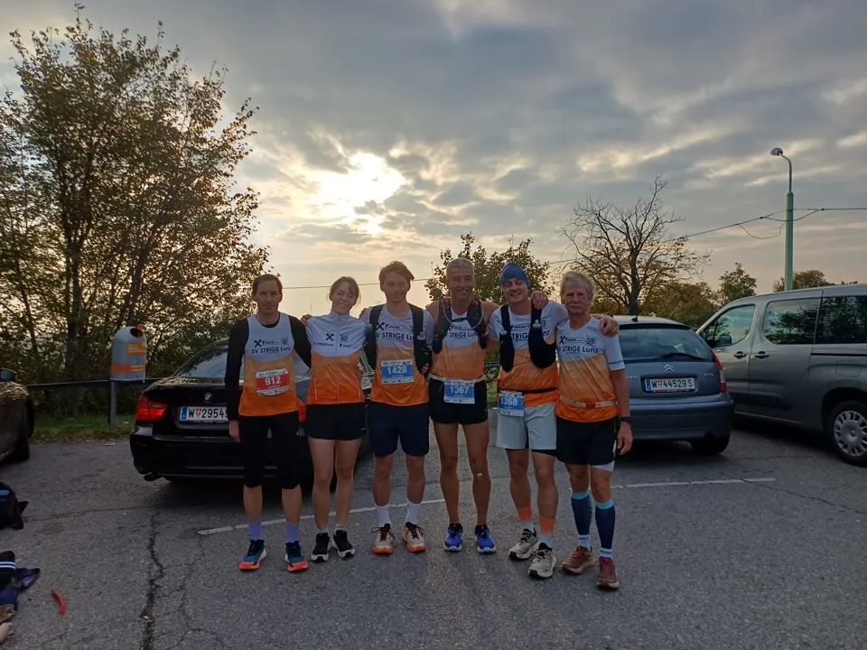 eine Gruppe von Menschen in Laufuniformen