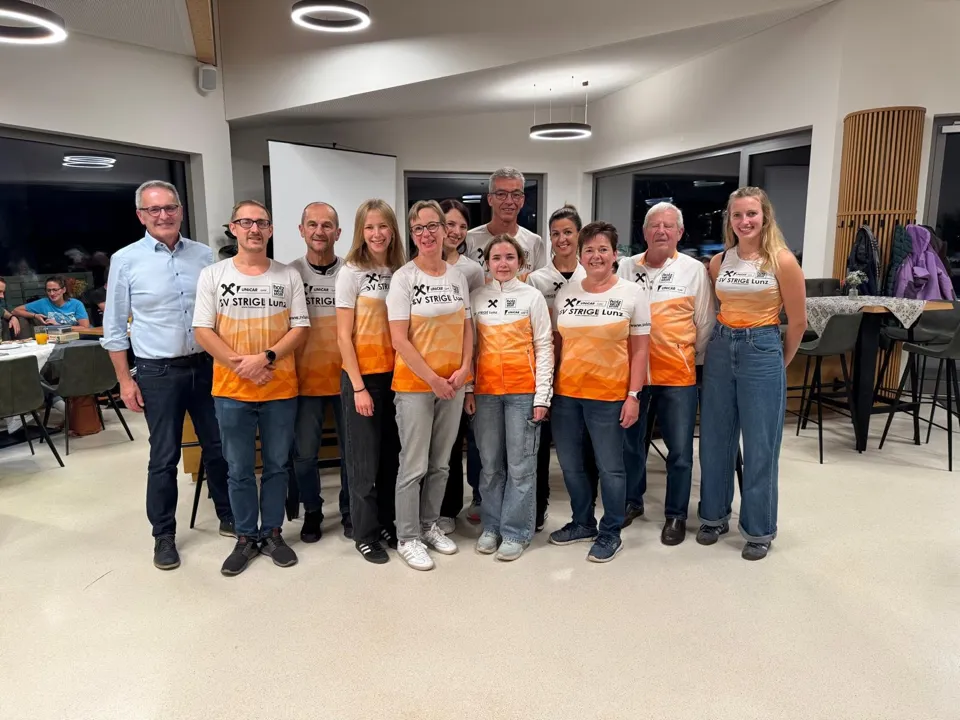 eine Gruppe von Menschen, die für ein Foto posieren