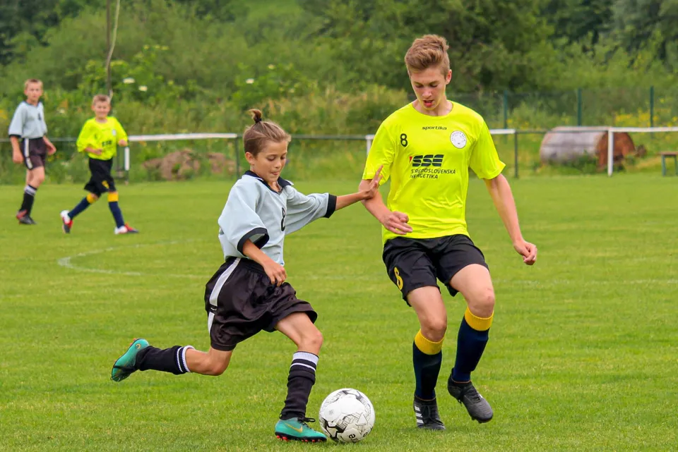ein Kind, das einen Fußball tritt