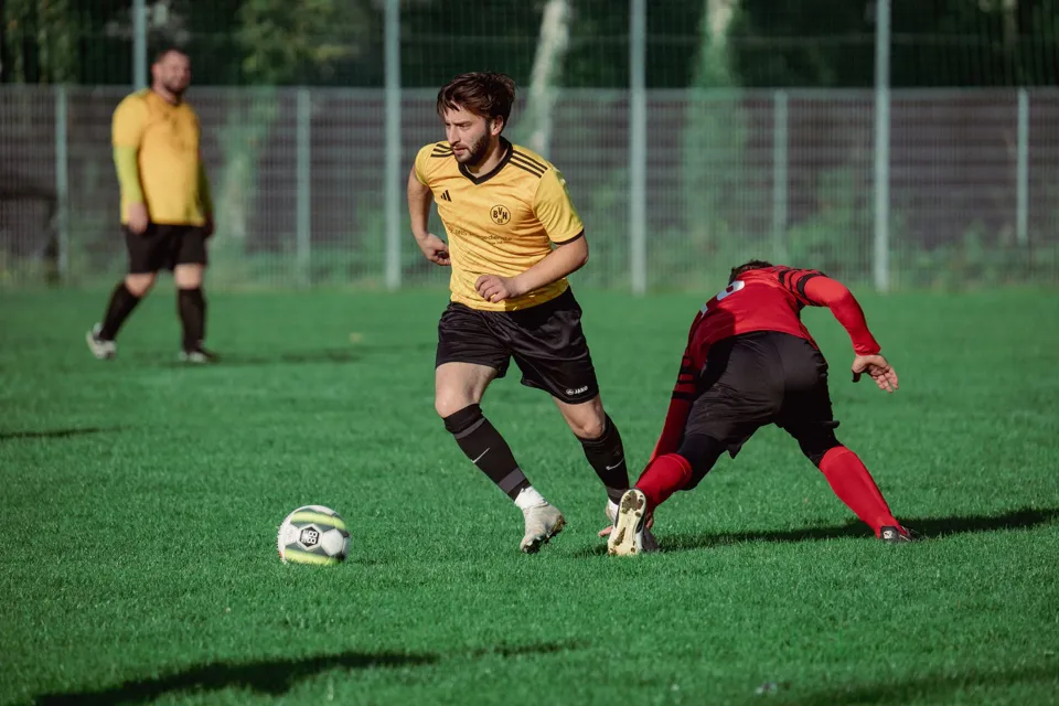 eine Gruppe von Männern, die Fußball spielen