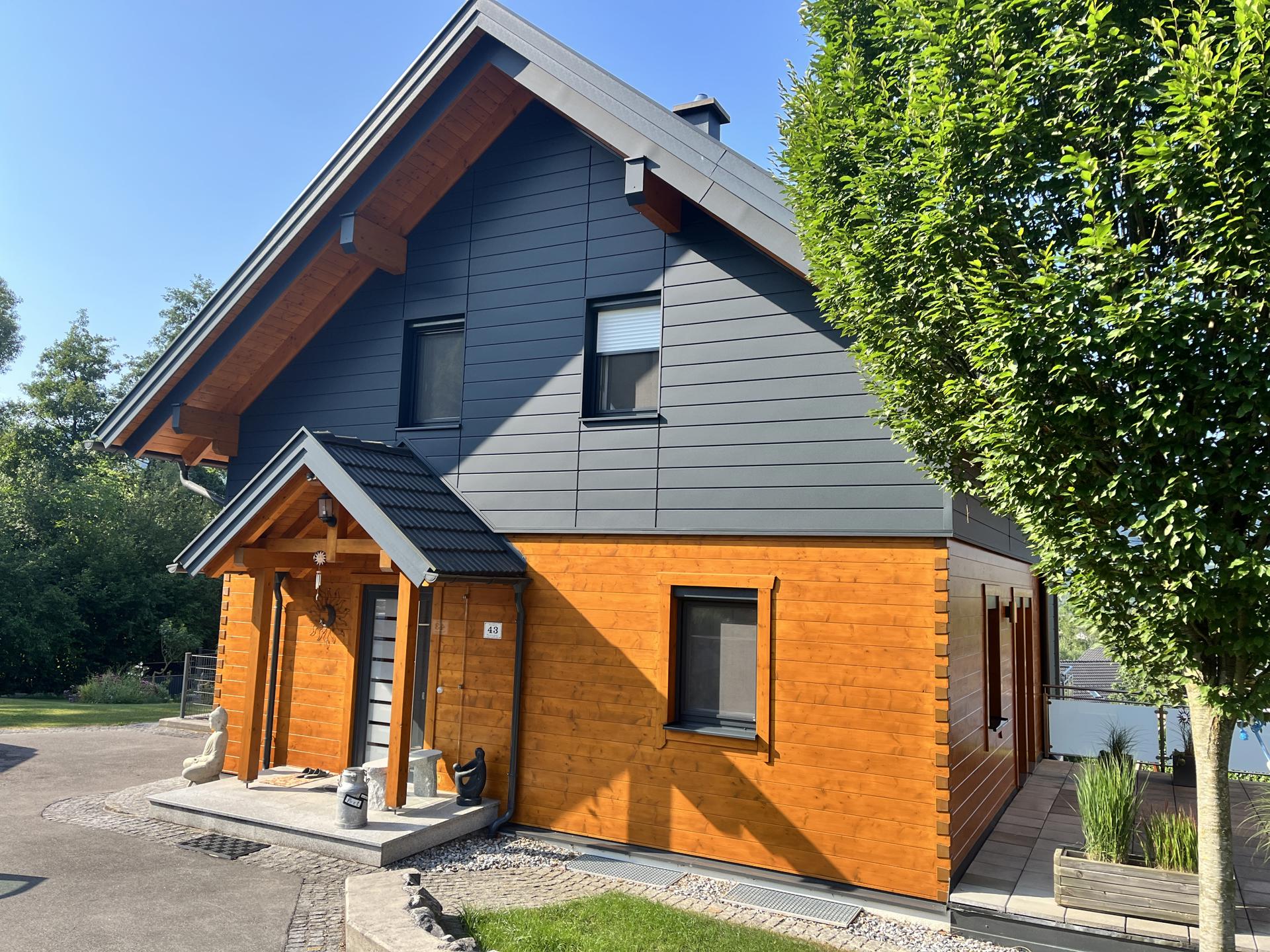 ein Haus mit einem Baum im Hintergrund