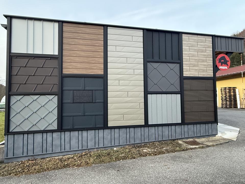 ein Gebäude mit unterschiedlich farbigen Paneelen