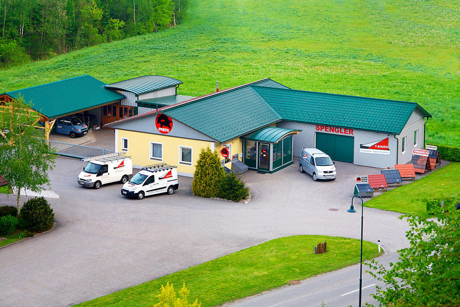 ein Gebäude mit davor geparkten Autos