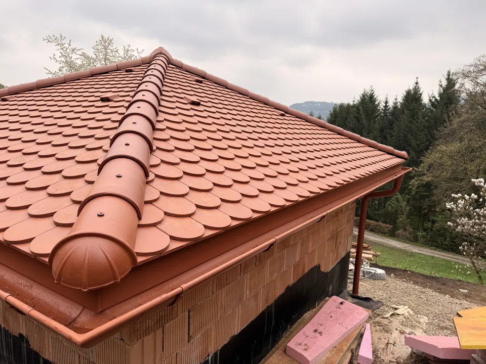 ein Dach eines Hauses mit einer Dachrinne